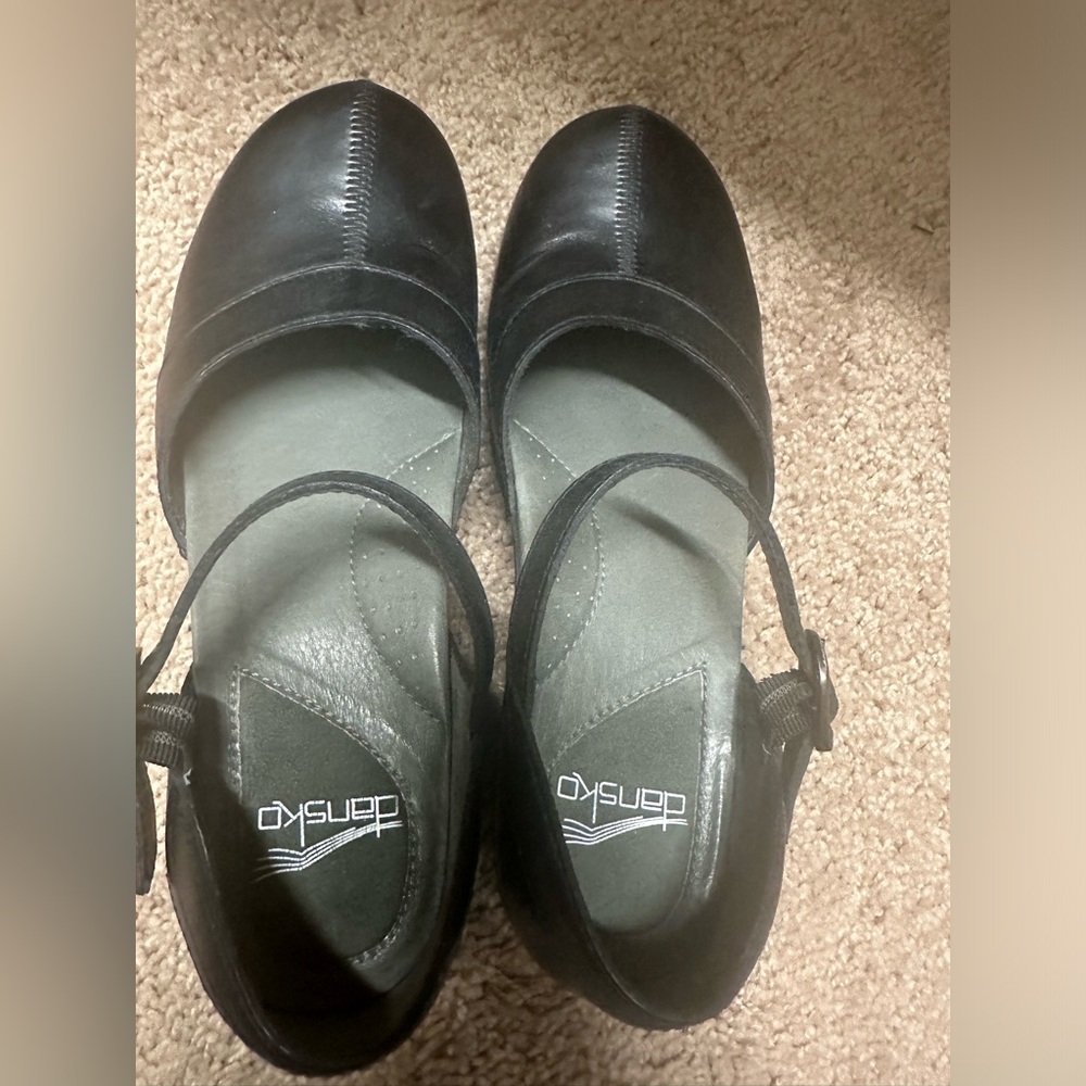 Dansko Mary Jane clogs. Barely worn size 38 ( size 7.5 equivalent)